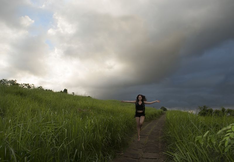 девушка, бег, облака, поле, поляна, гроза Навстречу закату фото превью