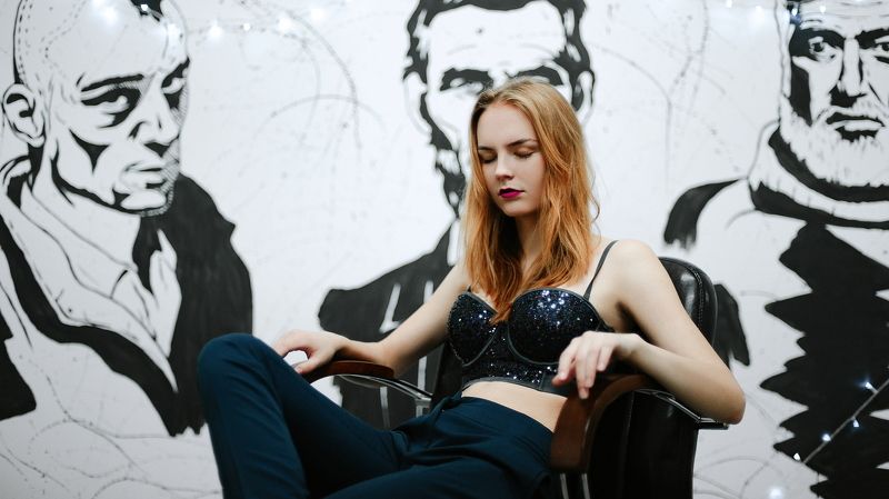 Держатся за руки и в губы целуют фото превью