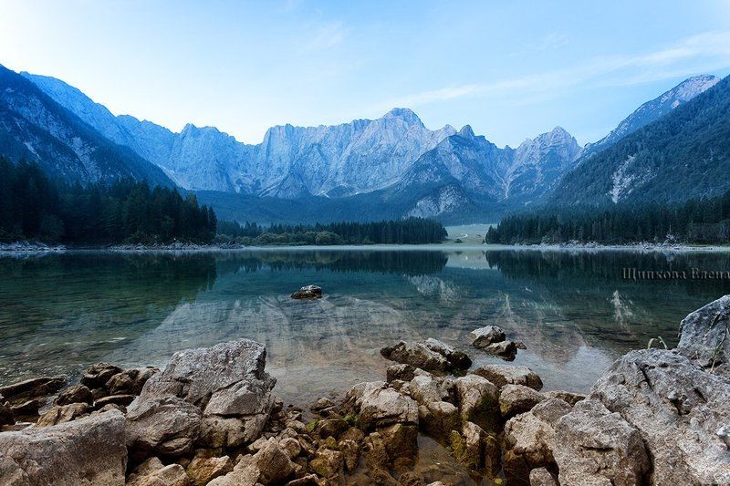 Рассвет на озере Фузини, Италия фото превью