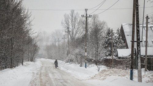 Одинокая  женщина идёт в метель