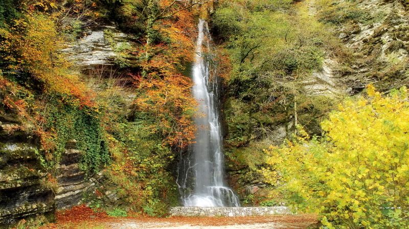 Осенний водопад фото превью