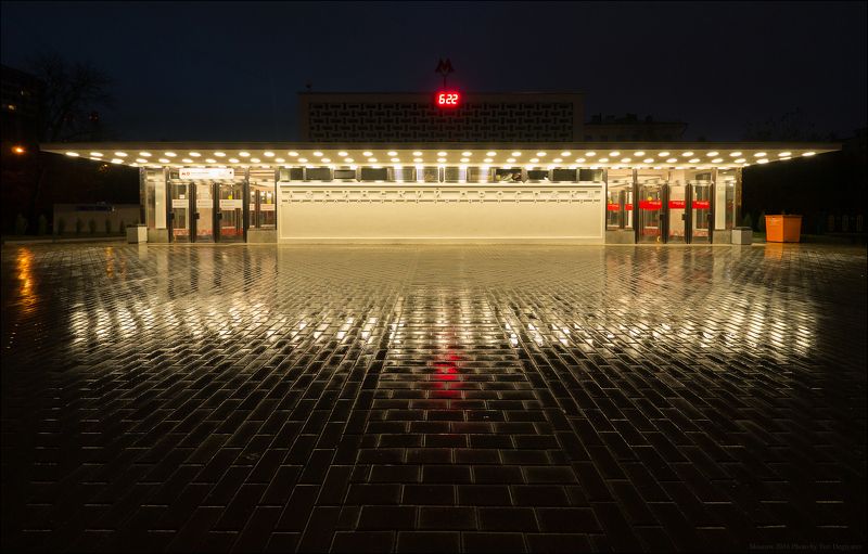 Россия, город, столица, Москва, ночь, дождь, отражения, метро, вход, вестибюль, Ленинский, проспект Россия. Москва. Станция метро \