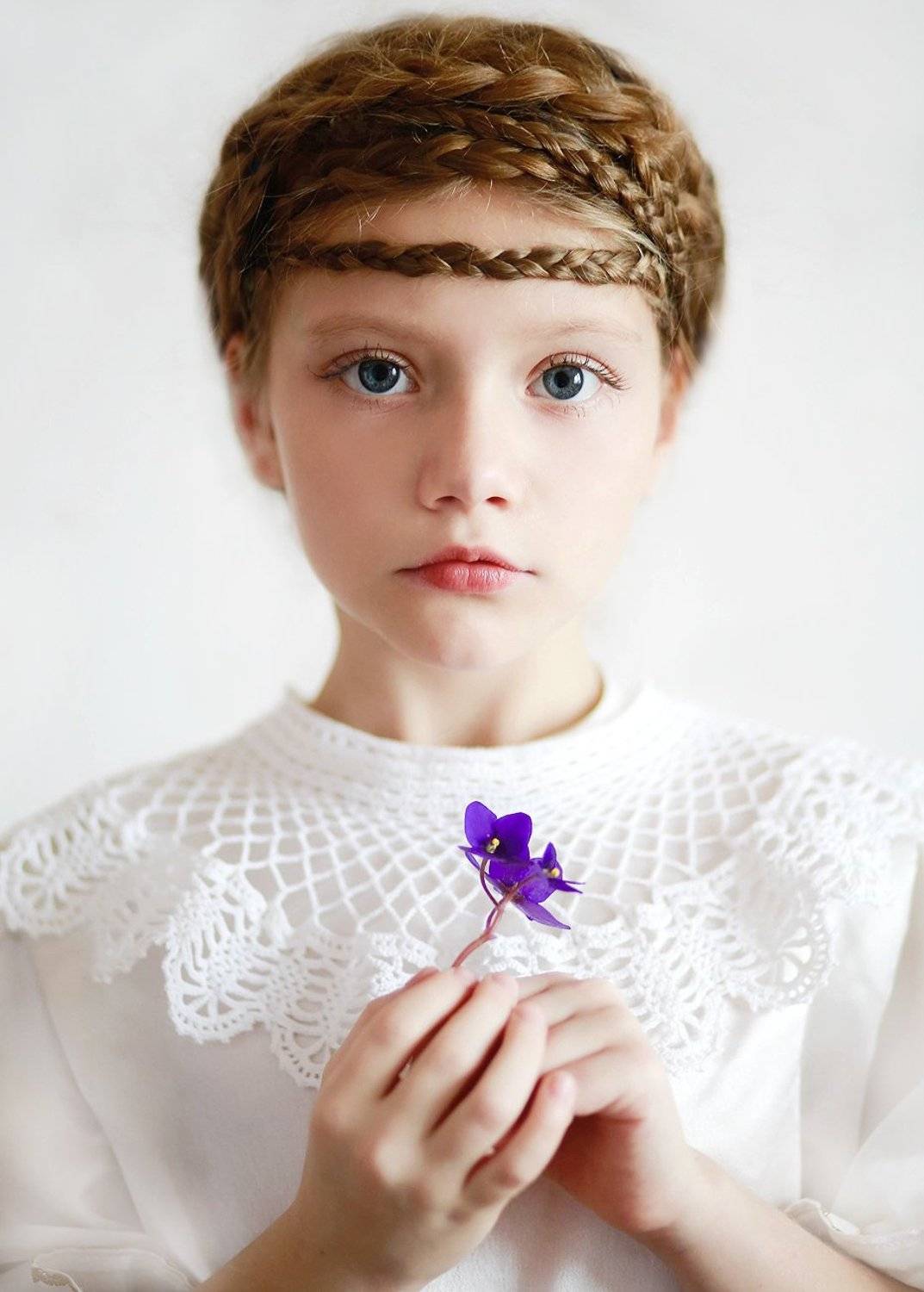 портрет, девочка. глаза, губы, взгляд, жанр, жанровый портрет, люди, человек, красивая, красота, счастье, детский портрет, цветок, фиалка, волосы, Постонен Екатерина
