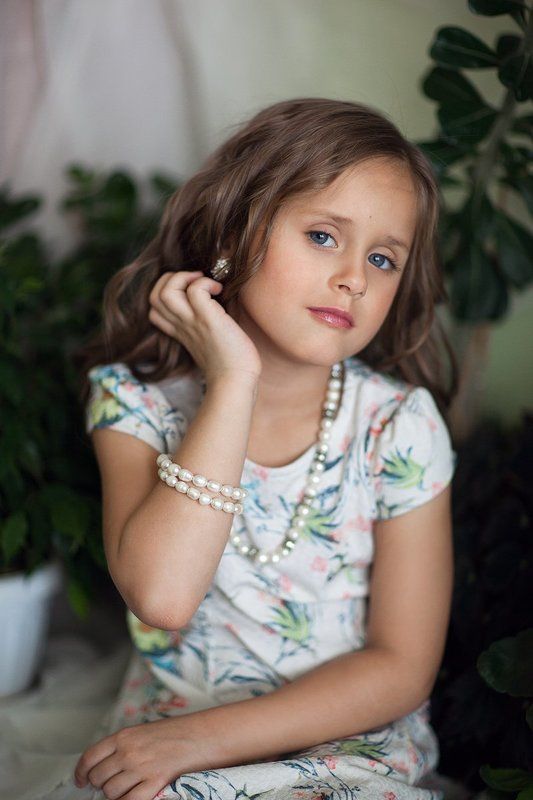 портрет дети ребенок цветы красиво нарядно фешн кудри девочка Натали фото превью