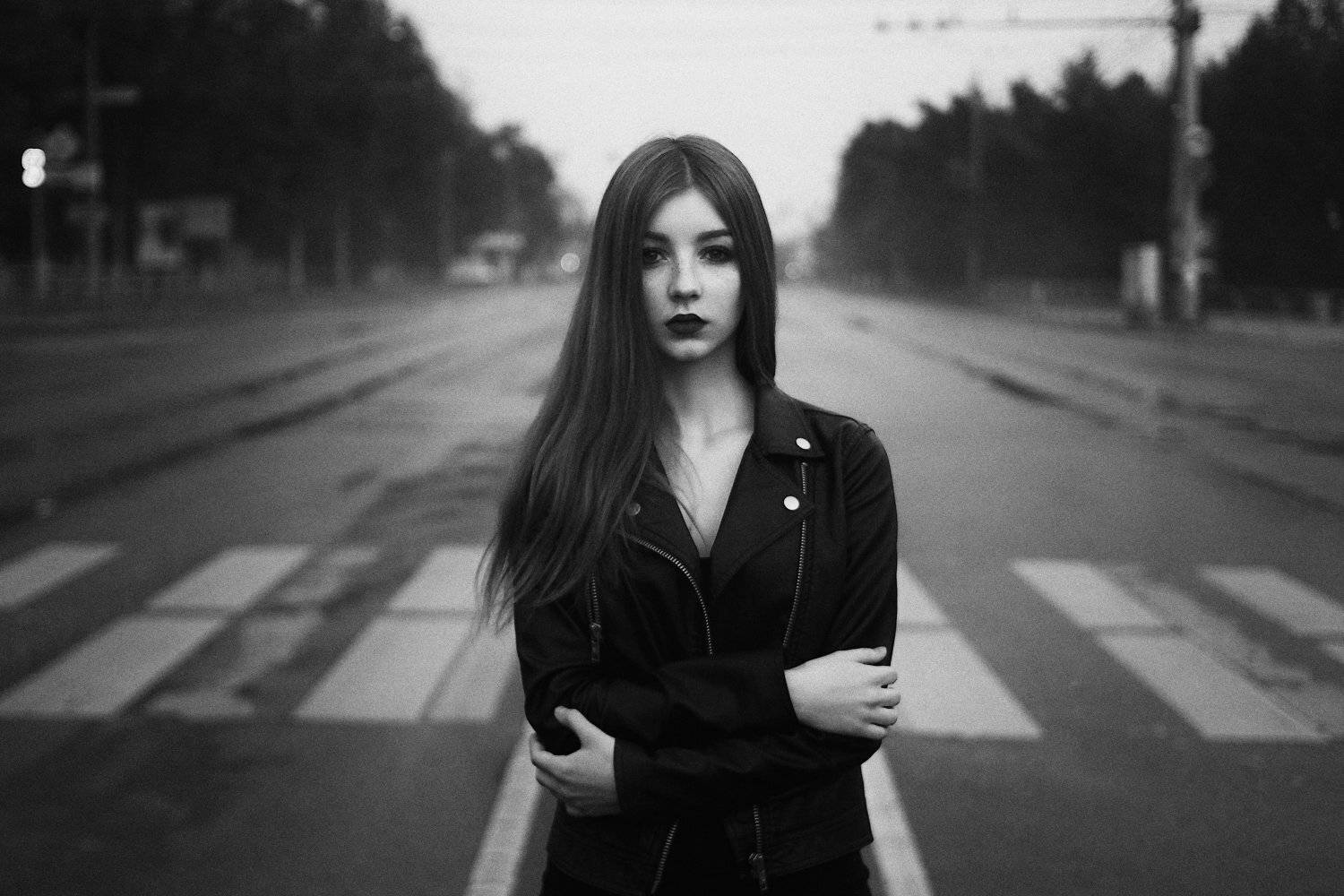девушка, портрет,  натуральный свет,  утро, дорога, город, переход, чб, черное белое, Иван Копченов