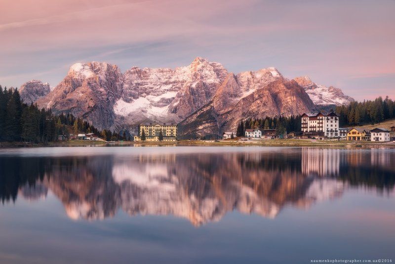 мизурина, pentax, озеро, италия, доломиты, пейзаж, альпы, осень, горы, природа, вид, доломитовые, путешествия, европа, альпийский, небо, пик, красивые, живописные, туризм, скалы, фон, вода, синий, итальянский, дом, панорама, гостиница, туризм, пейзажи, го Италия. Доломиты. Утро на озере Misurina фото превью