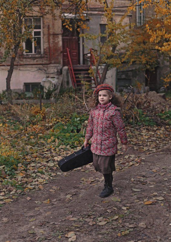 Девочка и скрипка. фото превью