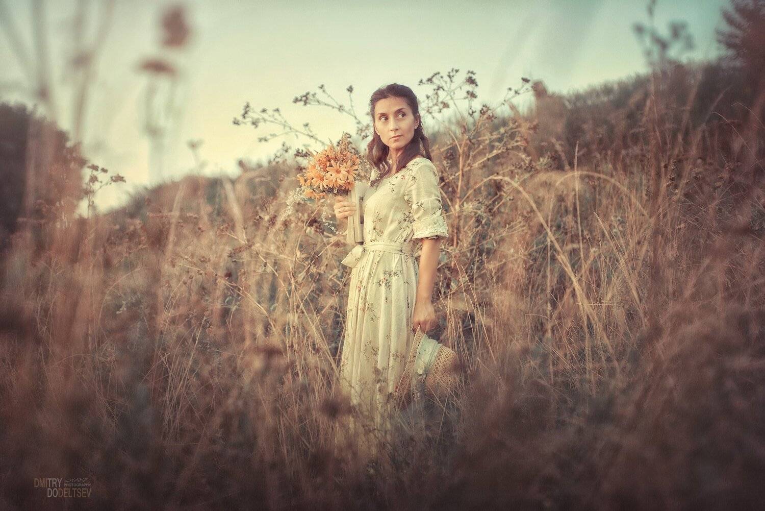 девушка, закат, вечер, поле, травы, букет, Дмитрий Додельцев