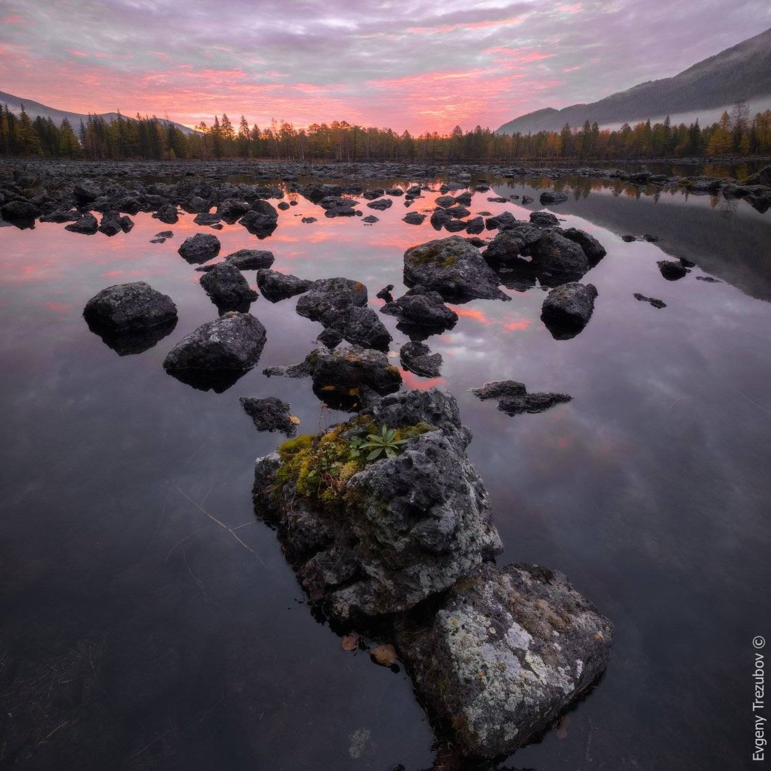 лава, рассвет, камни, тучи, облака, озеро, мох, лес, осень, бурятия, Евгений Трезубов
