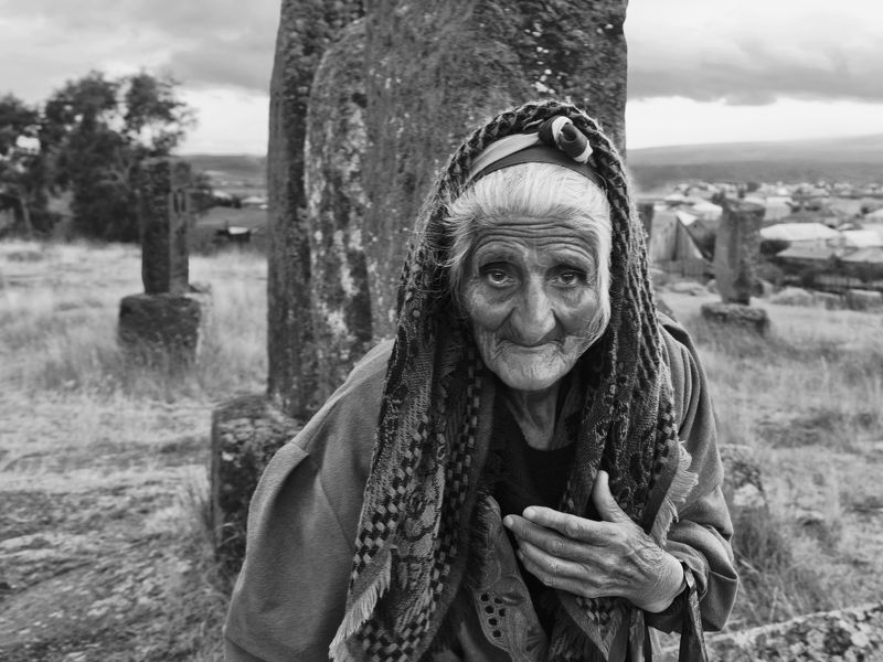 портрет, человек, женщина, люди, лицо, глаза, эмоция, взгляд, старость, некрополь, памятник, путешествие, снг, закавказье, армения, норадус, норатус, хачкары ******* фото превью