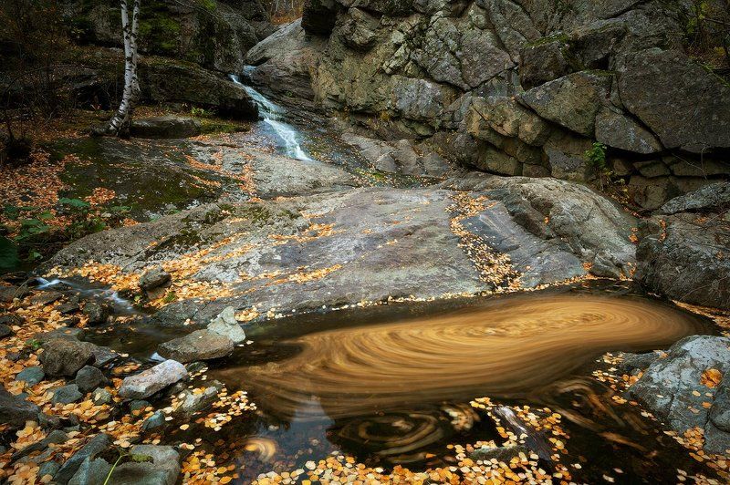 урал, башкирия, гадельша, волопад, ручей, осень, листья, кружатся  фото превью