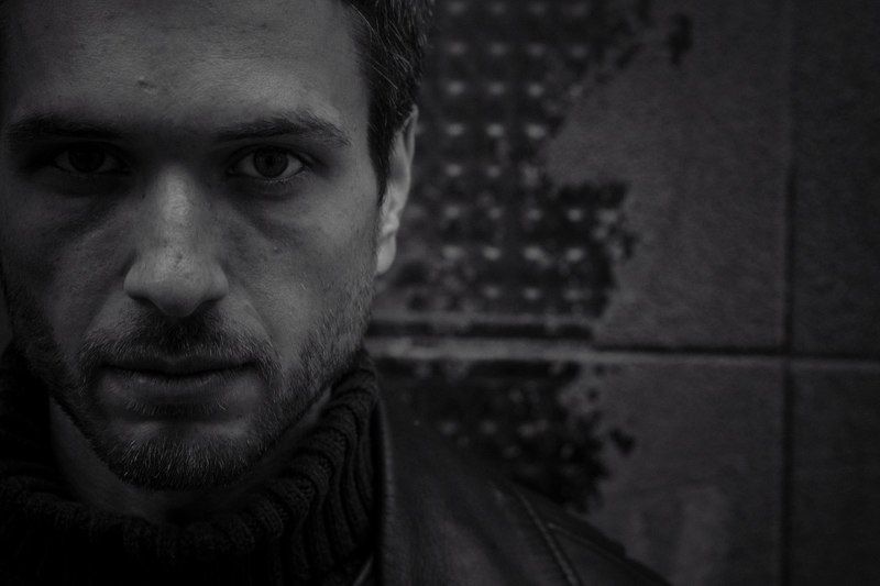 Мужской портрет Один в городе фото превью