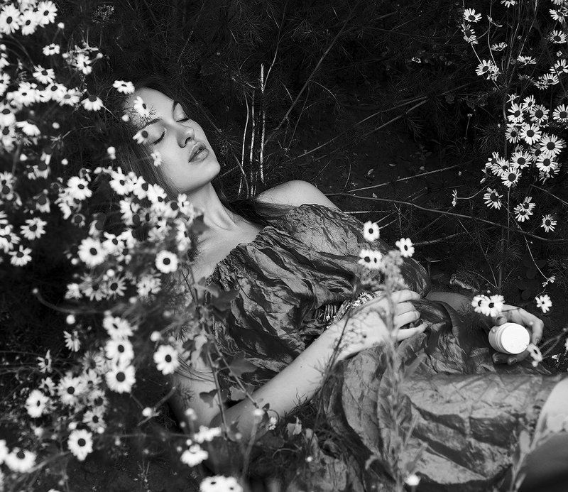 лето, модель, цветы, москва, фотограф, черно-белое фото, ромашки, summer, model, flowers, moscow, photographer, black and white photo, daisies Черно-белое фото превью