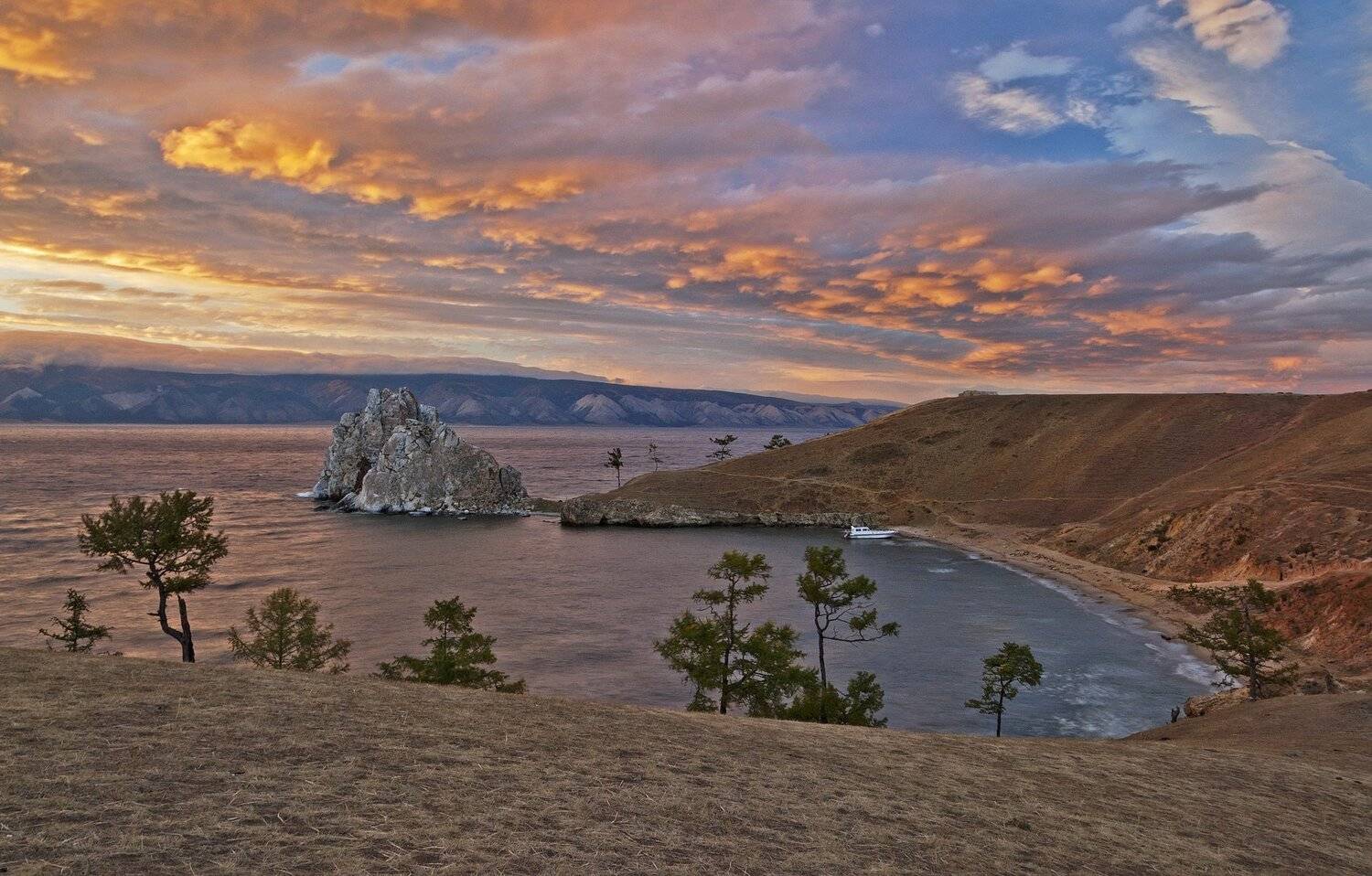 пейзаж, природа, остров, мыс, скала, гора, вода, озеро, вечер, небо, облака, закат, берег, путешествие, россия, сибирь, байкал, ольхон, бурхан, Сергей Козлов