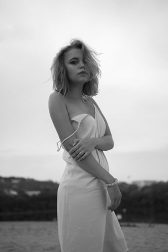 Яна, лето, берег