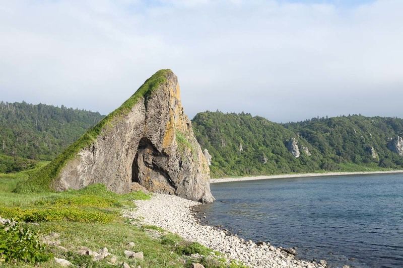 Курильские остров, Кунашир, берег, море, скала, зелень, камни Берег Охотского моря. Кунашир фото превью
