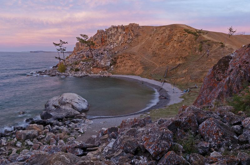 ольхон, байкал, сибирь, россия, путешествие, пейзаж, природа, вечер, закат, небо, облака, вода, озеро, берег, остров, камни, гора, склон Берег Байкала фото превью