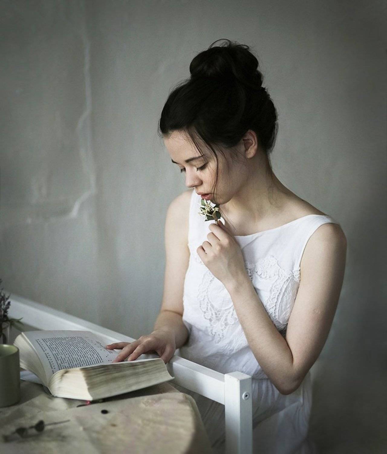 девочка, портрет, жанр, жанровый портрет, гламур, бьюти, глаза, люди, свет, история, красивая, цвет, губы, серый, цветок, волосы, студентка, Постонен Екатерина