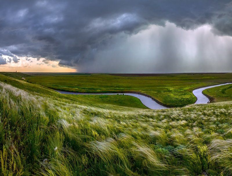 Грозовой фронт над ковыльной степью. фото превью