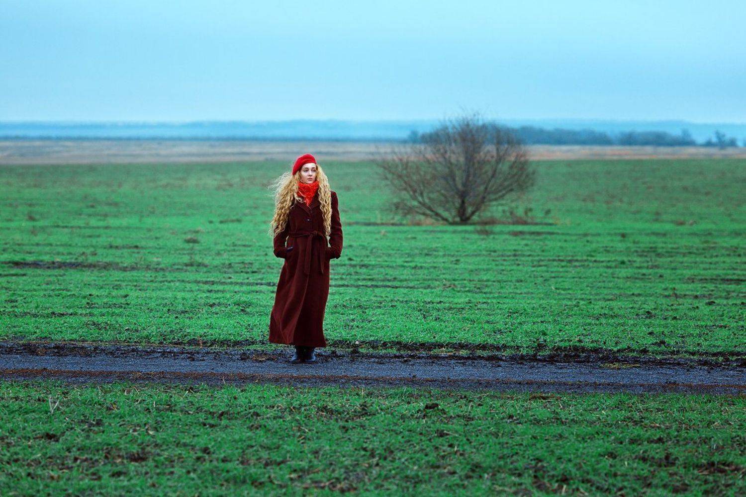 девушка, поле, осень, дорога, красный, зеленый, контраст, цвет, Марина Кондратова