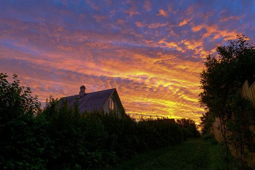 ...растекается море огня, угасая в немой тишине. (с)