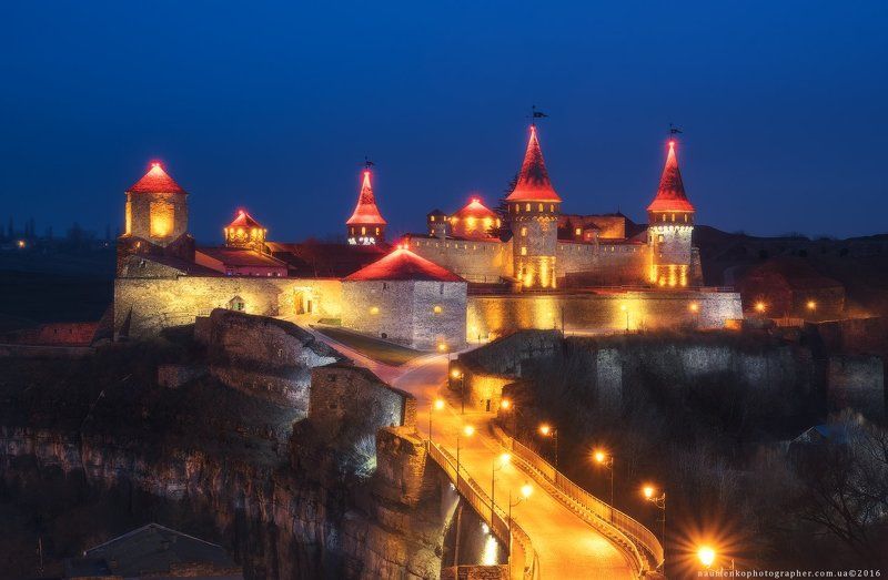 замок, pentax, крепость, украина, каменец-подольский, средневековый, старый, архитектура, древний, город, пейзаж, история, небо, башня, красивый, здание, стена, цитадель, природа, каменце-подольском, крепость, синий, вид, высокий, канавы, известный, басти Украина. Ночной вид на средневековый замок в Каменец-Подольский фото превью