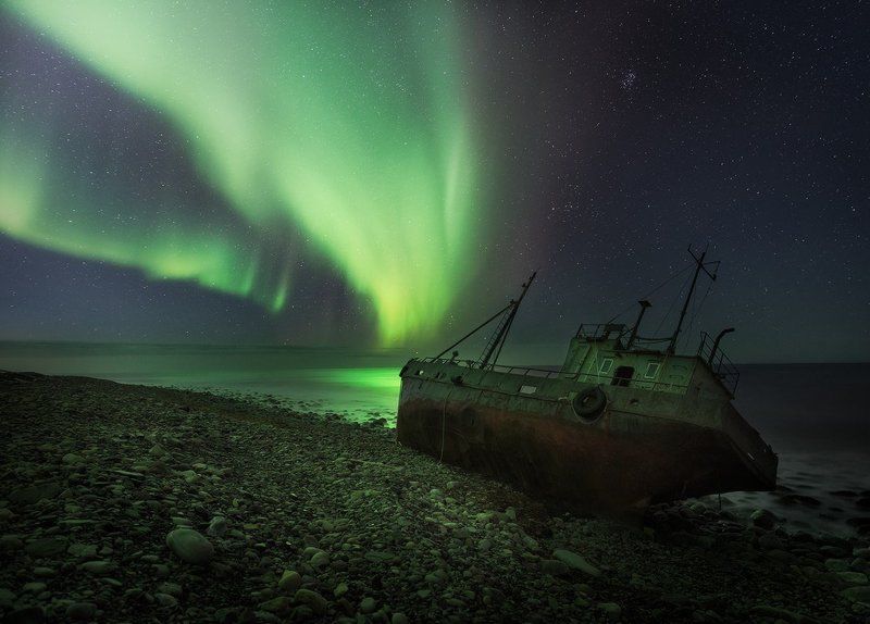 заполярье, кильдин, северное сияние, баренцево море Заброшенное рыбацкое судно в лучах северного сияния. фото превью