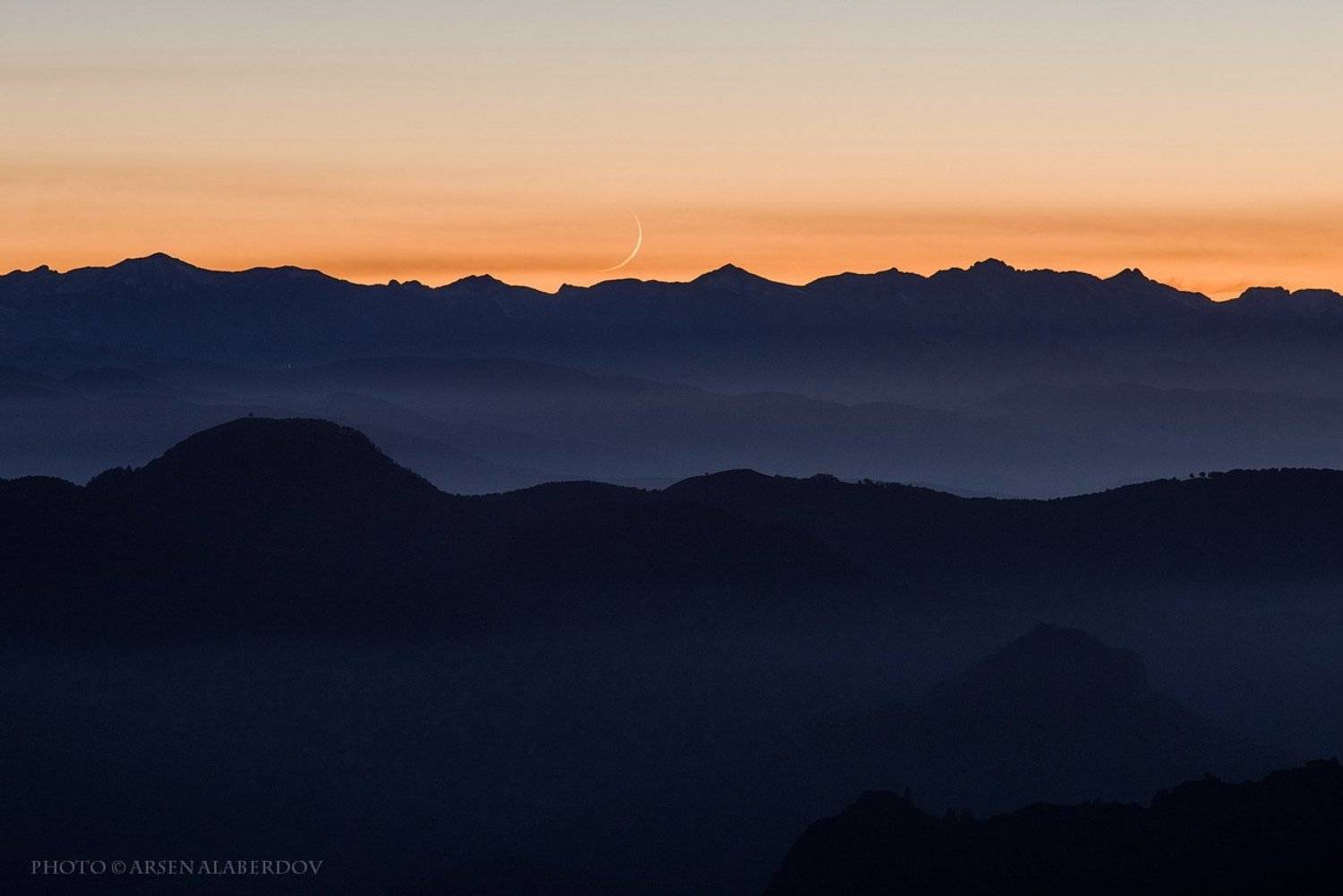 месяц, луна, новолуние, туман, дымка, закат, перспектива, горы, слои, вечер, небо, хребет, холмы, горизонт, контур, силуэт, просторы, долина, предгорья, перевал, карачаево-черкесия, северный кавказ, Арсен Алабердов