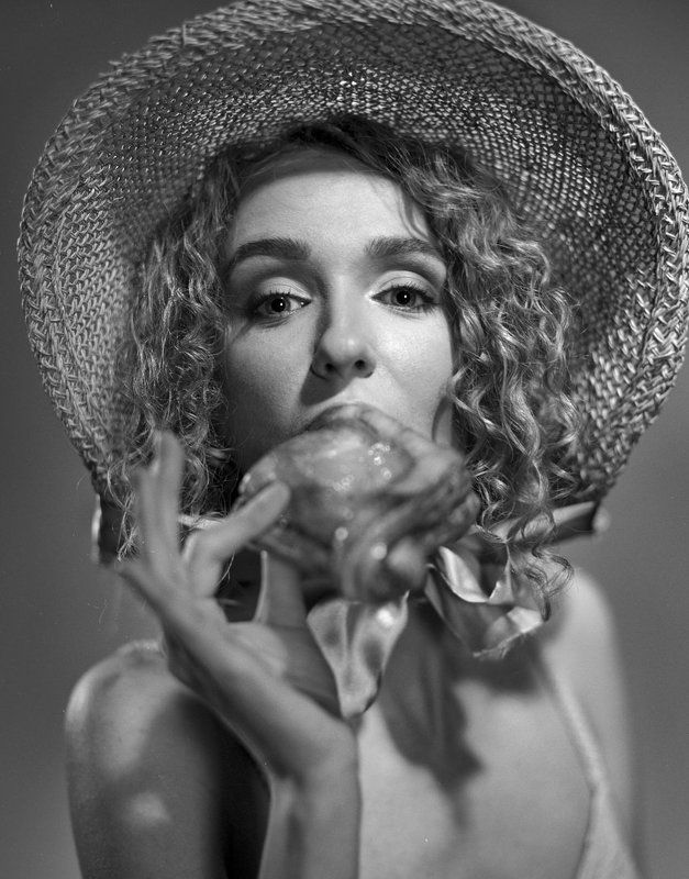 Art, Beauty, Black and white, Film, Fine art, Medium format, Retro, Гламур, Давыдов, Девушка в шляпе, Еда, Жанровый портрет, Забавная, Классическая, Красивая девушка, Приколы, Романтический портрет, Свето-тень, Сладости, Студийная Из чего же сделаны девочки... фото превью