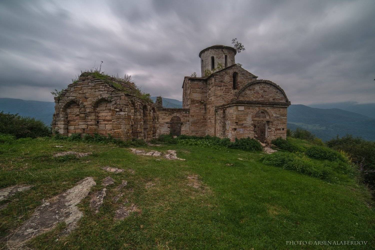 храм, вера, религия. церковь, монастырь, история, развалины, память, старина, горы, пейзаж, вид, реликвия, памятник, уникальный, карачаево-черкесия, теберда, сентинский храм, северный кавказ, Арсен Алабердов