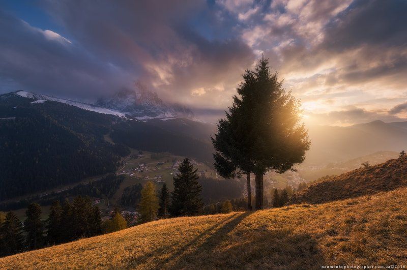 гардена, pentax, laowa, италия, доломиты, cассолунго, сельва, горы, долина, альпы, пейзаж, небо, путешествия, природа, курорт, юг, доломитовые, альпийский, синий, горы, тироль, трентино, ортизеи, пик, рок, высокий, осень, европа, снег, облака, вид, панора Италия. Доломиты. Закат солнца у деревни Selva di Val Gardena фото превью