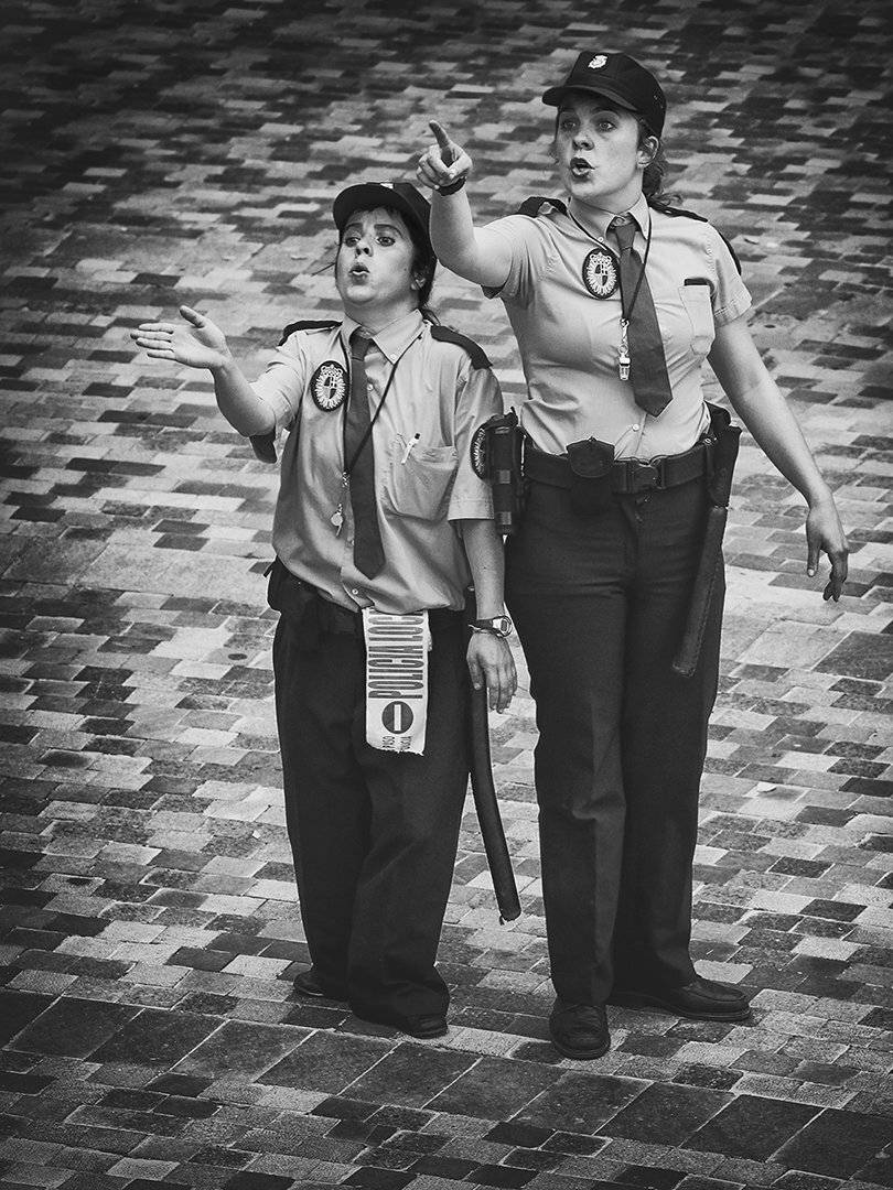 полицейские, порядок, эмоции, улица, крик, предостережение, внимание, указание, запрет, жесты, ALLA SOKOLOVA