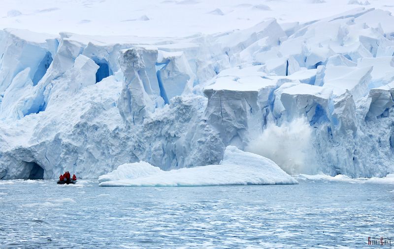 Antarctic, boat, ocean, zodiac, danger, ice, mountains, breaking ice, splash Ища на ж... приключений фото превью