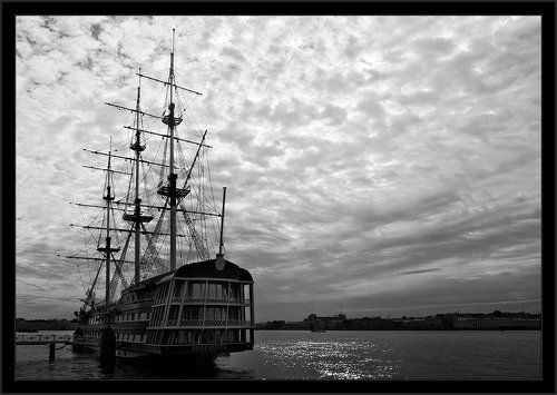 Простая черно-белая невская корабельная зарисовка