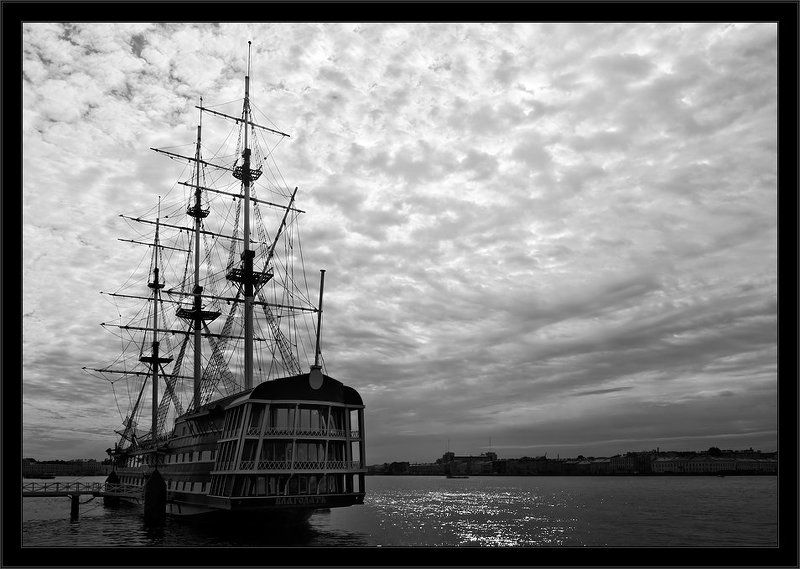 Простая черно-белая невская корабельная зарисовка фото превью