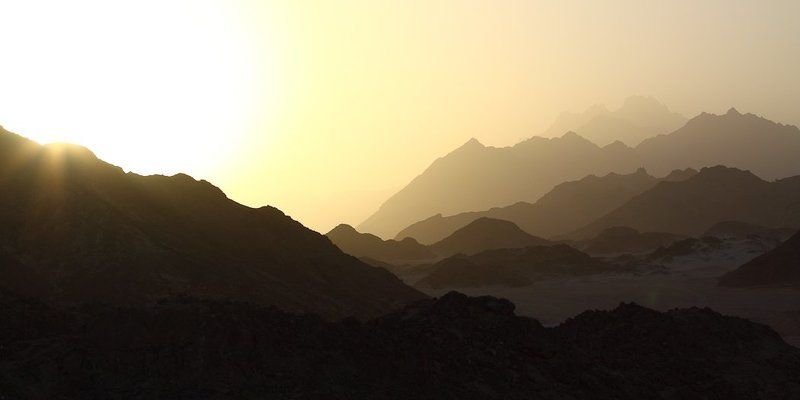 закат, горы, пустыня, солнце, туман, скалы закат в пустыне фото превью