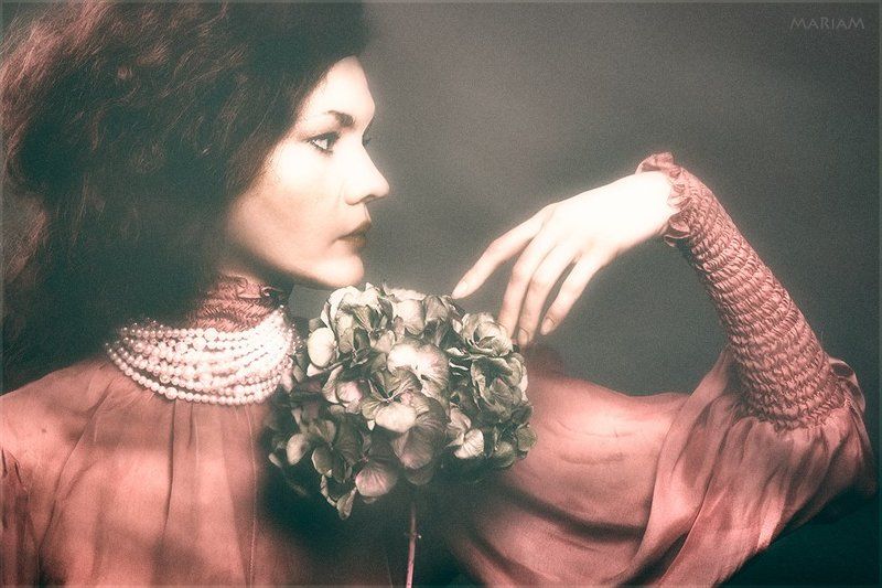 Девушка с цветком фото превью