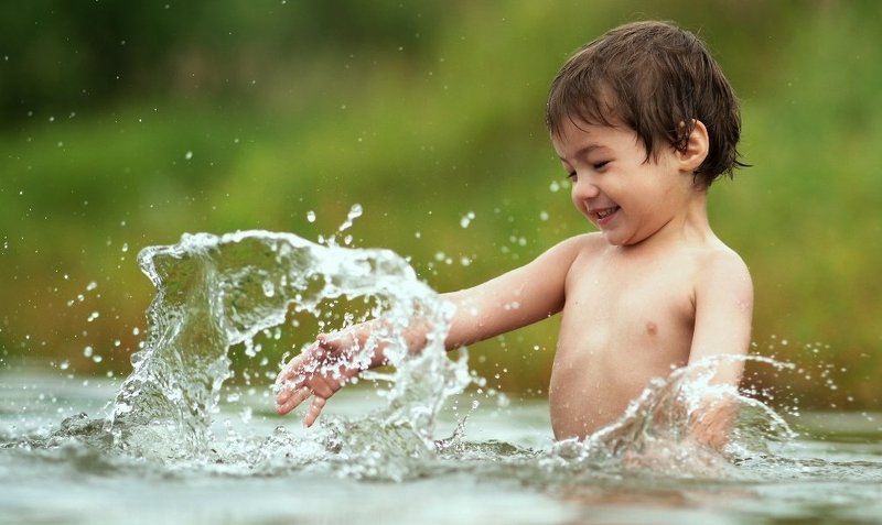 ребёнок,мальчик,радость,вода,брызги, купание,лето,позитив Укротитель брызг. фото превью