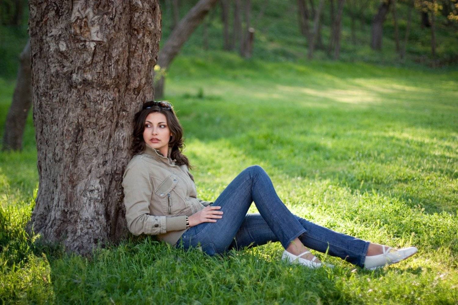 красивая, молодая, девушка, природа, трава, поляна, джинсы, пикник, поход, весна, севастополь, крым, Людмила Бубенцова