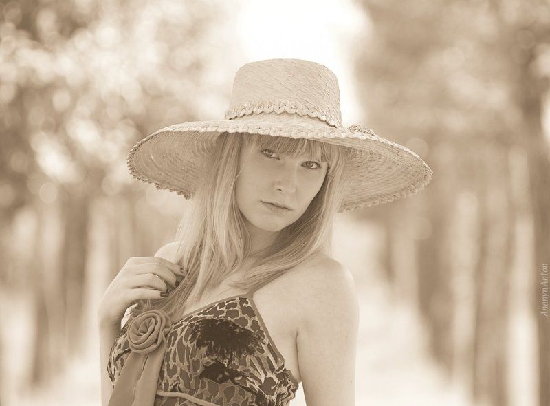 шляпа, постановочное, сепия Девушка в шляпе фото превью
