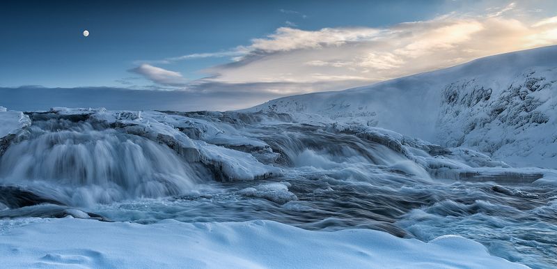 Галлфосс, Исландия С уступов падая, задумчиво шумит... фото превью