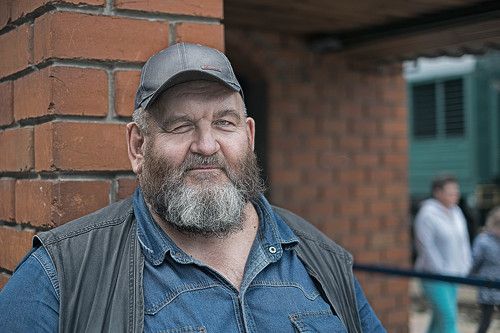 Брат. Опять проездом.