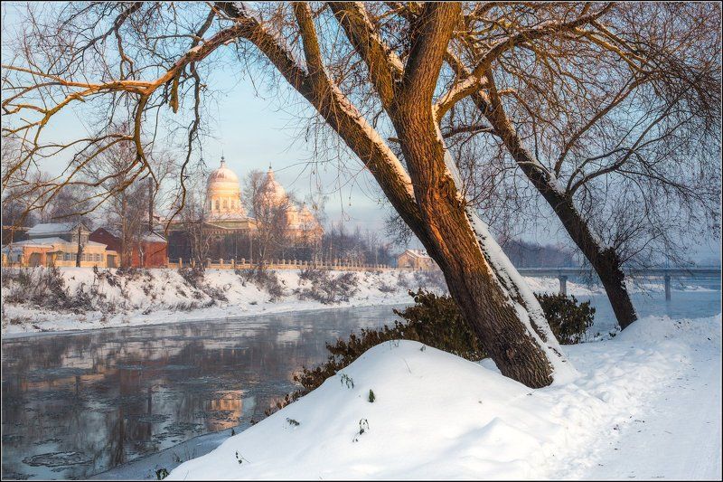 Россия, Тверская обл, Торжок На берегу Тверцы фото превью