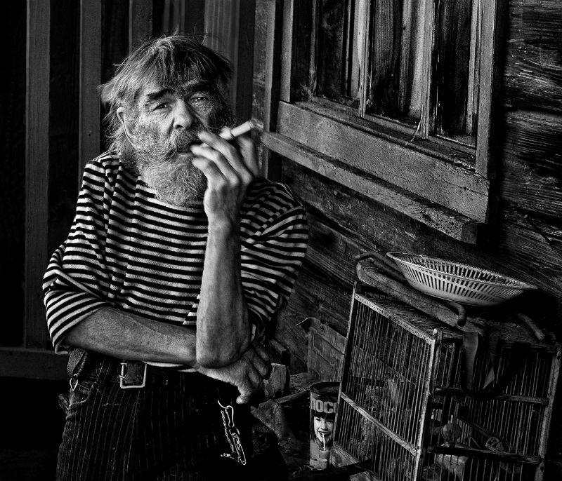 портрет, мужчина, человек, люди, жест, взгляд, лицо, старость, интерьер Старожил фото превью