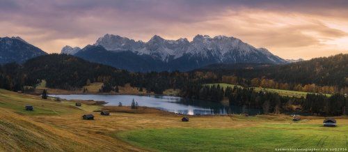 Германия. Бавария. Пасмурное утро на озере Geroldsee, вид на гору Karwendel