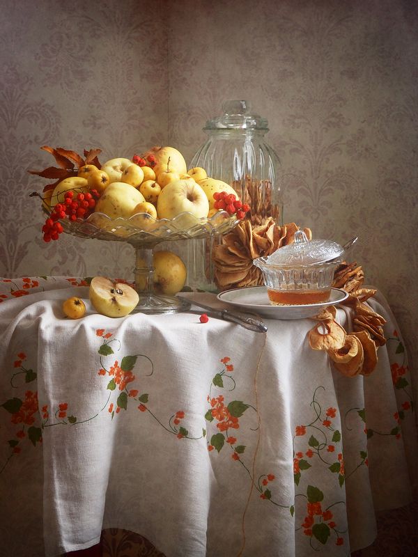 Сельский, натюрморт, желтый, осенний, яблоки, ваз, красный, ягоды, рябина, чашка, мед, льняной, скатерть, интерьер, деревенскй Осенние яблоки и мед фото превью