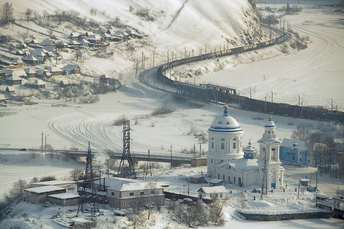 Едет поезд по Уралу