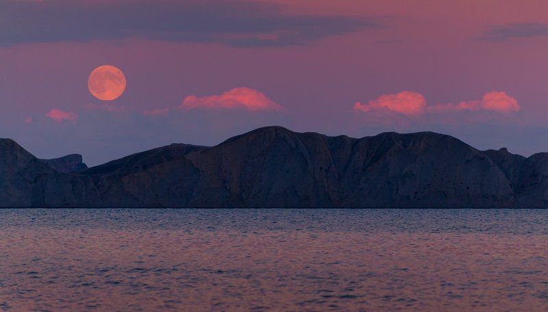 Владеет морем полная луна фото превью