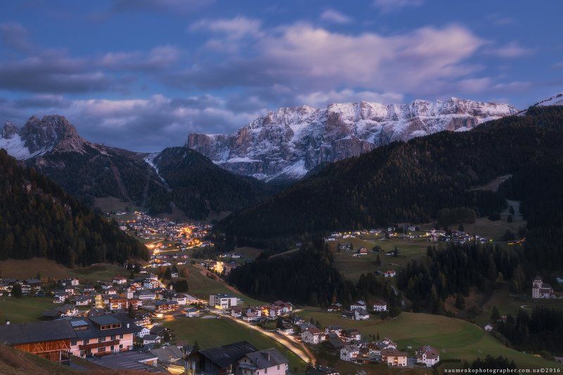 гардена, pentax, италия, доломиты, cассолунго, сельва, горы, долина, альпы, пейзаж, небо, путешествия, природа, курорт, юг, доломитовые, альпийский, синий, горы, тироль, трентино, ортизеи, пик, рок, высокий, осень, европа, снег, облака, вид, панорама, дер Италия. Доломиты. Осенний вечер у деревни Selva di Val Gardena фото превью