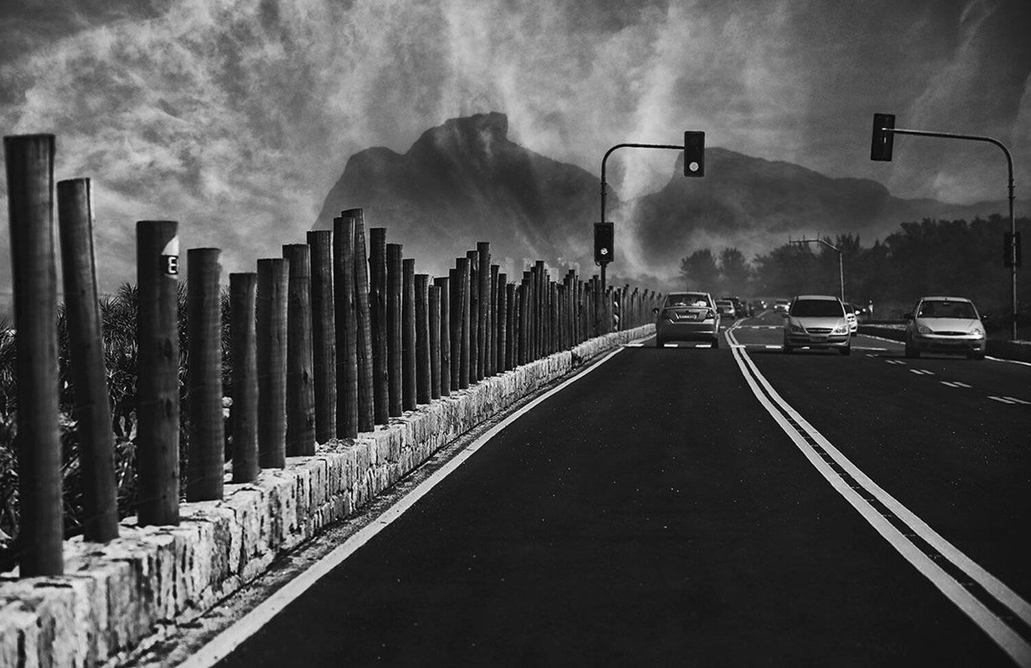 трасса, дорога, светофоры, горы, частокол, забор, дымка, облака, рио де жанейро, бразилия, ALLA SOKOLOVA